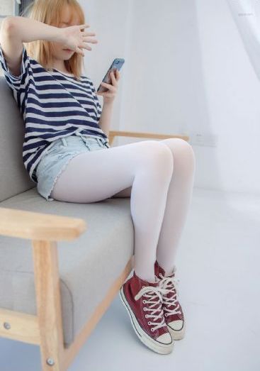 老太爷趴在含着她的乳_蓝光免费观看超清